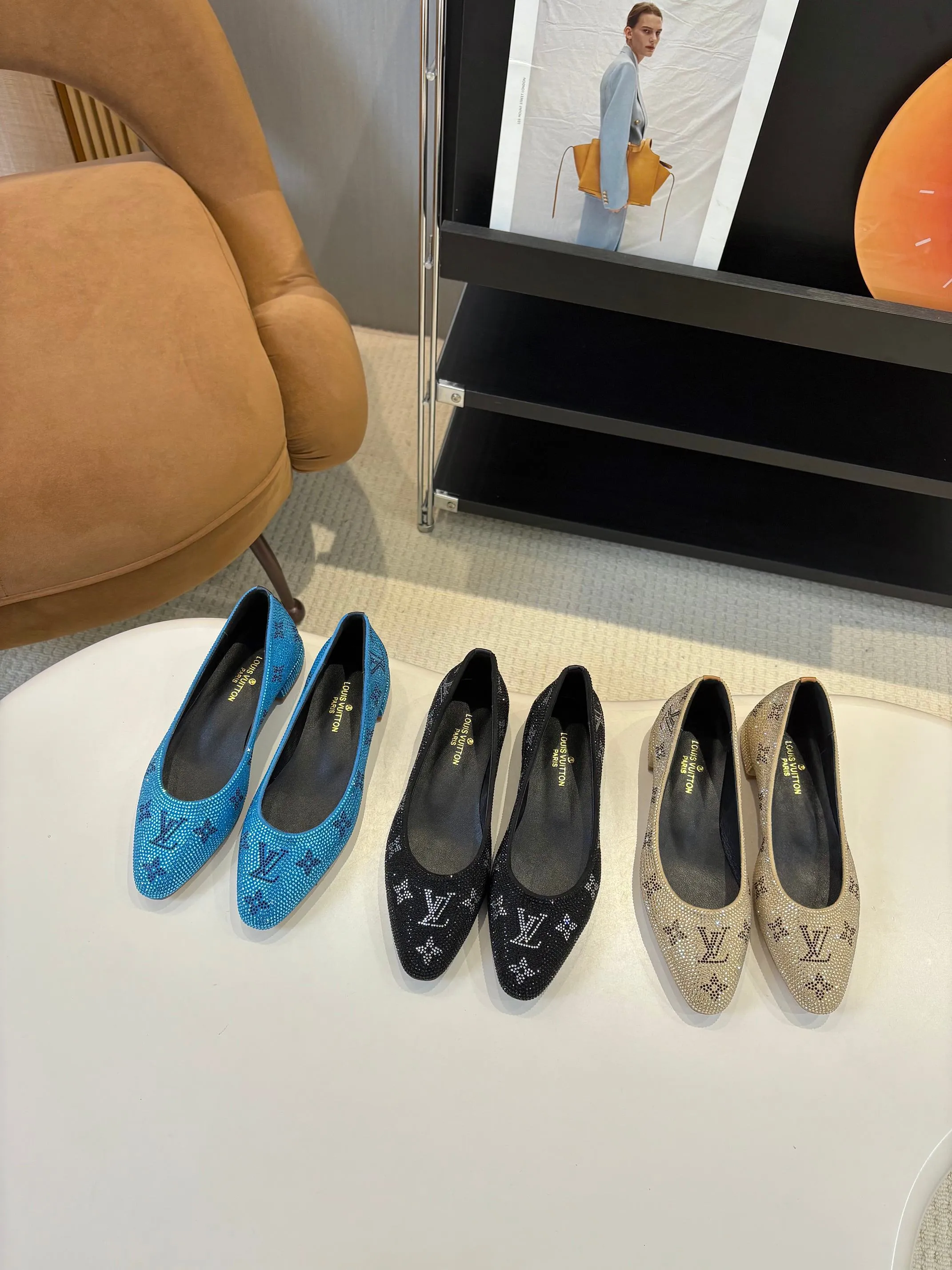👟👟Ex-factory price 520👟👟 Louis Vuitton Louis Vuitton, 2025 flat shoes, modern and fashionable in one! Meet love when you turn a corner, release a strong aura like a queen, and capture everyone's attention instantly! Fabric: LV classic presbyopia + glittering diamonds + Yang Jing Lining/foot pads: imported lambskin leather outsole Size number: 35-41